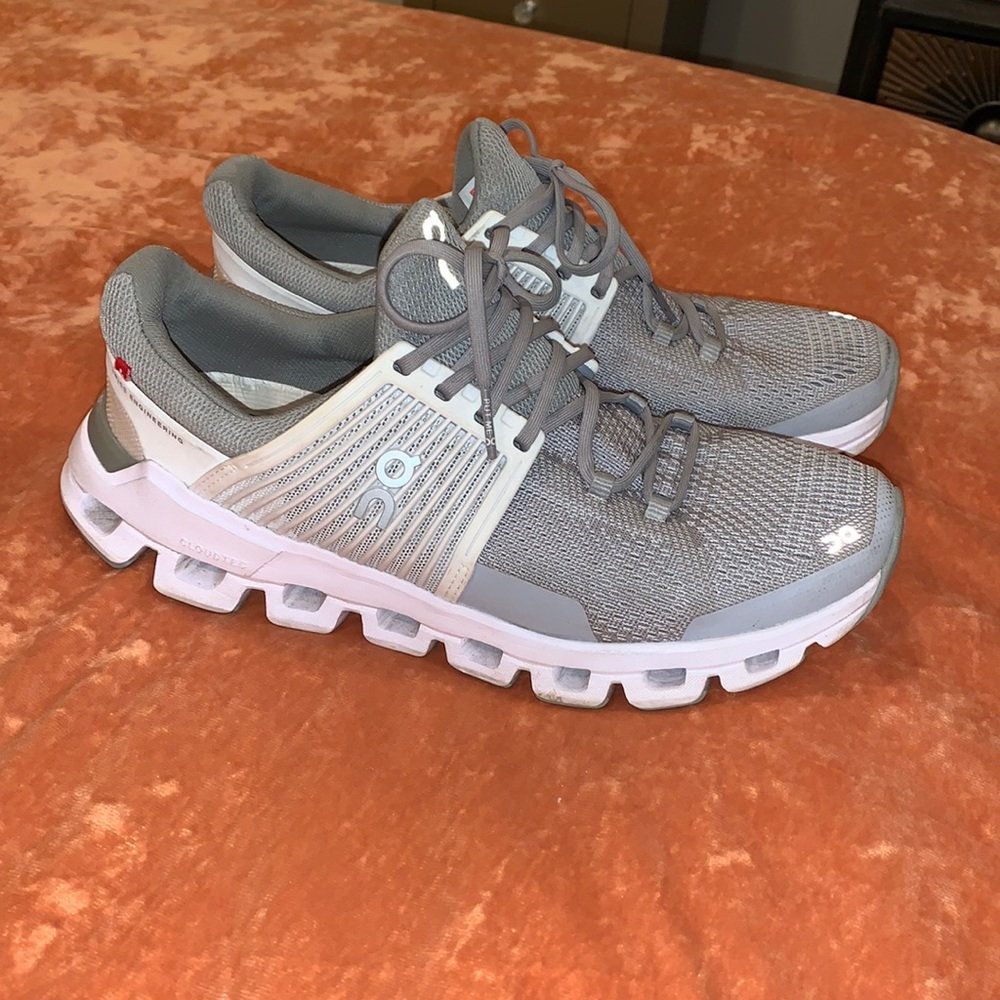 On clouds size 8 gray and white/ “glacier” color